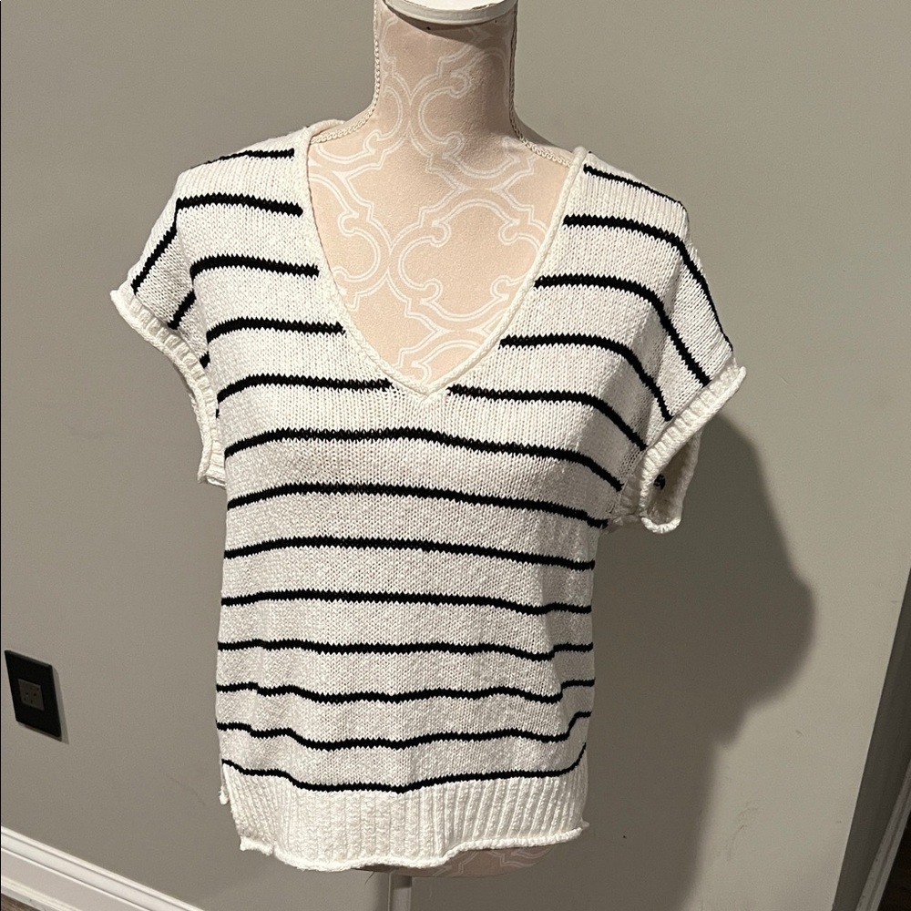 Evereve Striped V-Neck Knit Top